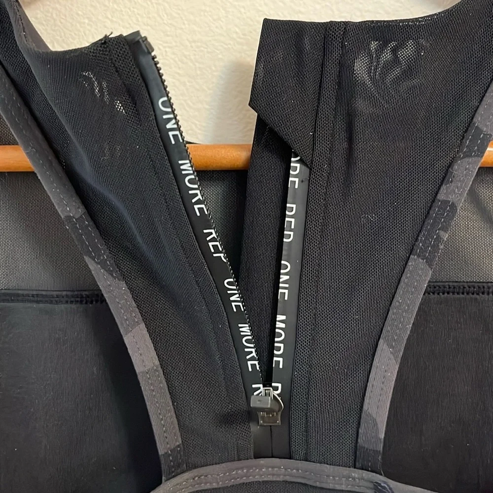 Zyia sports bra camouflage print mesh panel black gray zip back size small